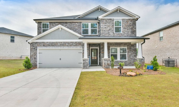 Fairburn House | Newly Built Stunning and Spacious Modern Home! Minutes Downtown