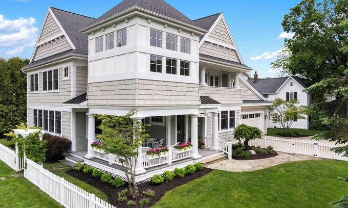 Wequetonsing House | Newly decorated Wequetonsing Home - Walking distance to downtown.