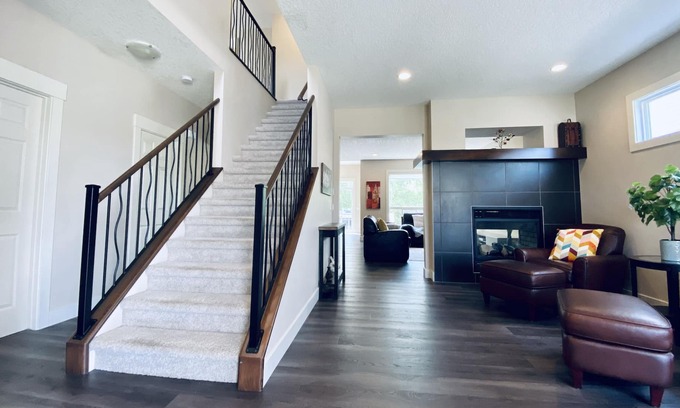 Springbank Hill House | Newly Furnished 3BDR House w/AC in High-end Calgary West