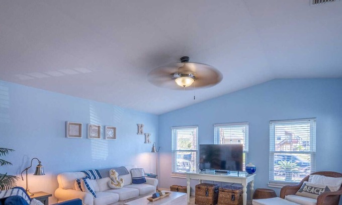 Shibui Sands House | Newly Listed - Walk to the Beach ! Located off of 11th St. Small Fenced Yard. Dogs ok. King bed