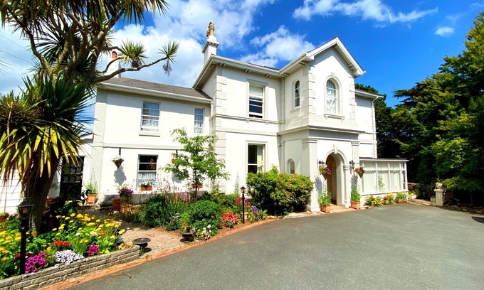 Torquay Apartment | Newly refurbished apartment with romantic tower bedroom close to all amenities.