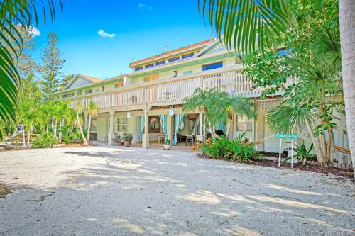 Siesta Key Apartment | Newly Remodeled Apt! Key-West Victorian with beach access, to Siesta Key Beach!