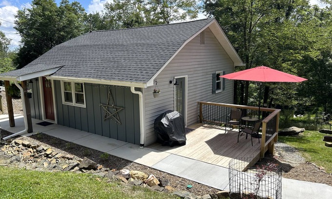 Boone Cottage | Newly Remodeled Cozy Downtown Cottage