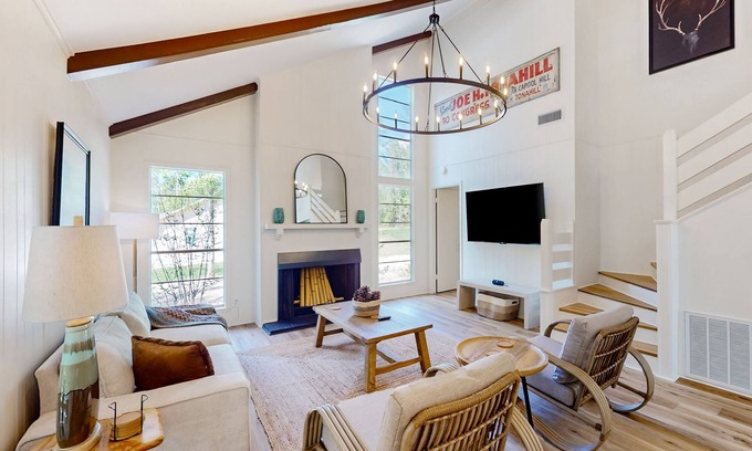 Brookeland House | Newly-remodeled & fresh dog-friendly hideaway with treetop views & firepit