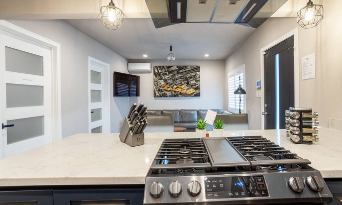 Los Angeles House | NEWLY Renovated 2bed/1bath home!