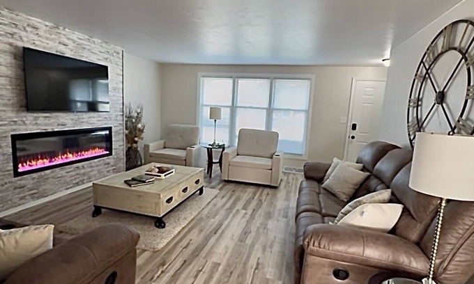 Ashwaubenon House | Newly Renovated 3 bedrooms w/5 beds, 2 bath home w/convenience to everything.
