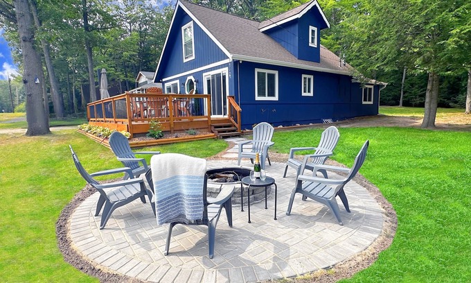Gaylord House | Newly Renovated 3bd Cottage Retreat & Fire Pit Sleeps 8