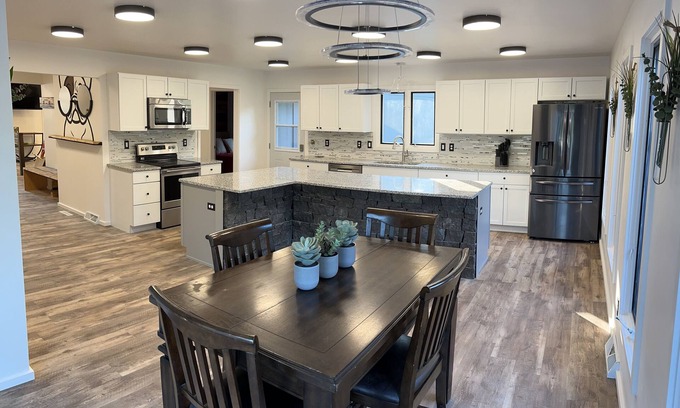 Ashwaubenon House | Newly Renovated 5-Bedroom Home Near Lambeau Field