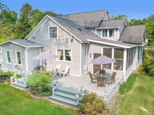 South Haven House | Newly Renovated Cottage 5 mins from Beach!