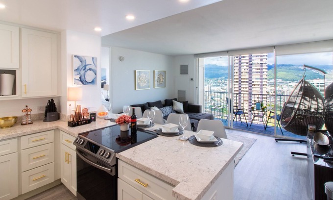 McCully - Moiliili Condo | Newly Renovated Great View & Spacious! *Pet Friendly*