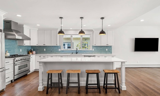 Gloucester House | Newly Renovated Luxury 5BR Home + Office, Walk to Beach & Town