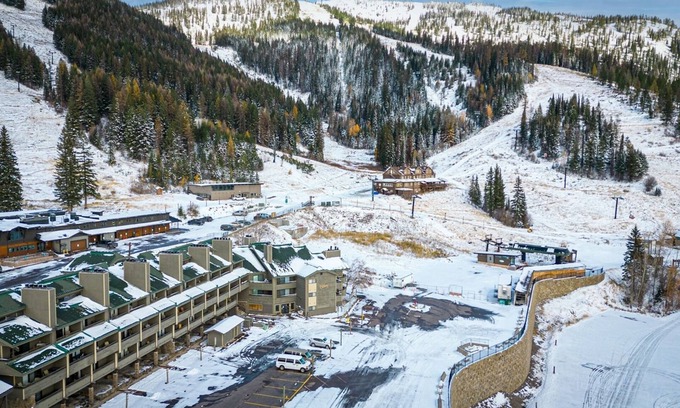 Whitefish House | Newly Renovated Ski-In/Ski-Out Studio with Parking in Village