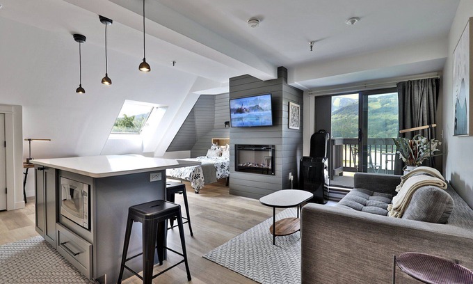Killington Condo | Newly Renovated Studio! Amazing Views/Location 3F9. Pool. Hot Tub, Shuttle.