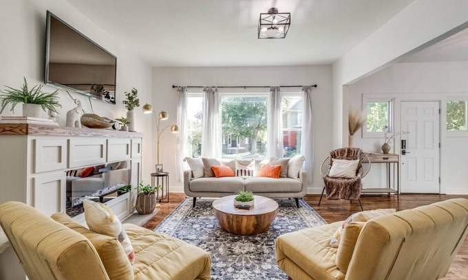 Central Oklahoma City House | Newly Renovated Villa|🚶1min from Plaza District|Hot Tub|🎱Pool Table|🐶Friendly