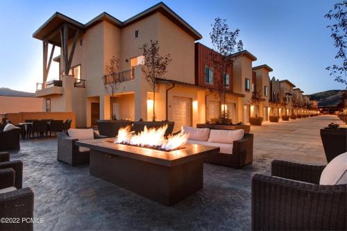 Kimball Junction House | Newpark Townhome, Breathtaking Views Shopping Center Steps Away