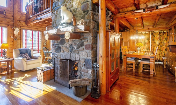 Portsmouth Cabin | Newport County-Yellowstone custom cabin 5 minutes from the beach