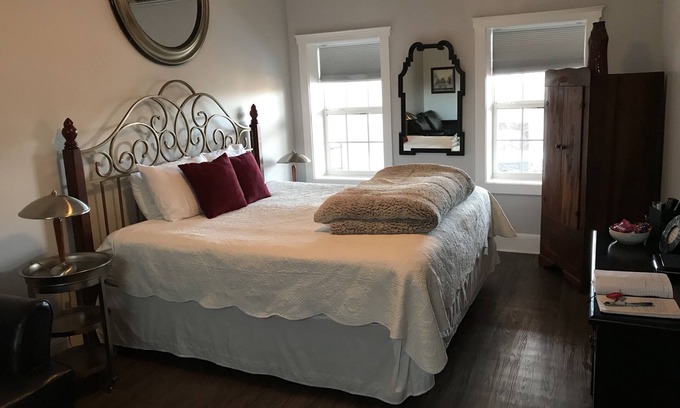 Newport Apartment | NEWPORT INN #2 - NO CLEANING FEES! FREE PARKING! WALK TO GAMES AND CONCERTS!