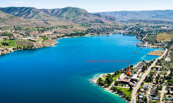 Chelan House | Next to Lake, Pool, 10 Acre Park, 1 Mile to Town, Best Prices