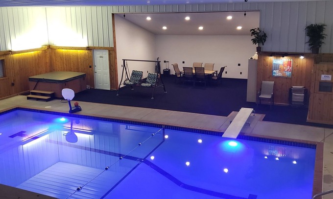 Marinette House | NFL Draft. 50 minutes to Lambeau field. 4 story house. Private location. Unique.