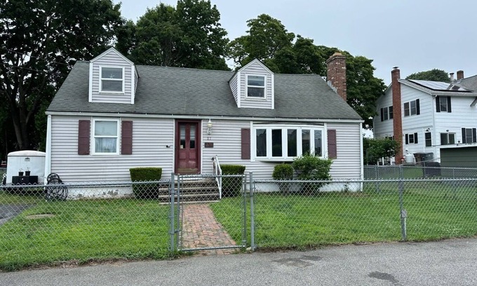 Niantic House | Niantic Beach House! Sleeps 8, walk to Crescent Beach!.