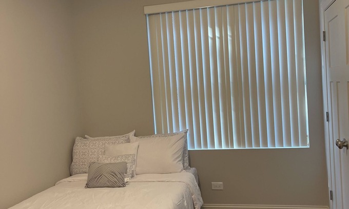 Grand Boulevard Apartment | Nice 2 bedroom 15 minutes to downtown chicago