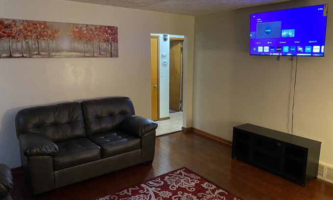 Milwaukee Apartment | Nice 3 bedrooms with Free wine , parking and Wi-Fi