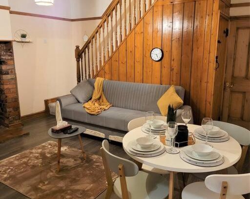 Wellington Apartment | Nice 4-bedroom vacation home with indoor fireplace