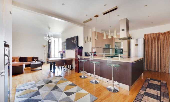 Neuilly-sur-Seine Apartment | Nice 90m² - 2 bdr near Champs-Élysées, air-con.