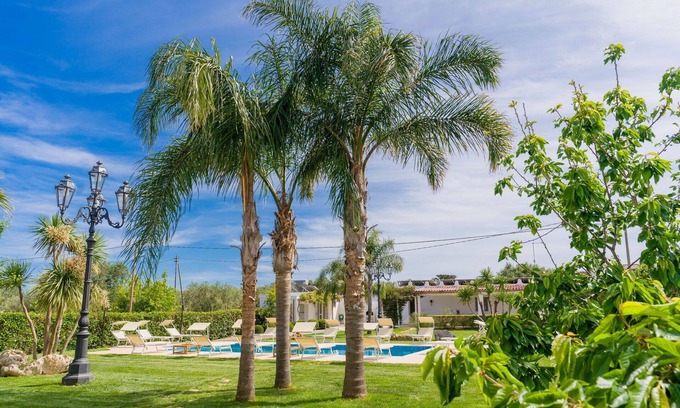 San Vito dei Normanni Villa | Nice apartment in villa for 5 people with WIFI, pool, A/C, TV and veranda, close to Ostuni