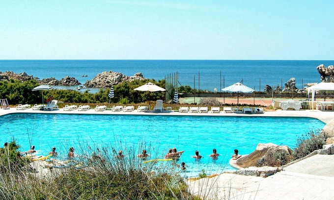 Santa Reparata Apartment | Nice apartment for 6 people with pool, TV, balcony, pets allowed and parking