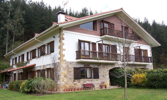 Busturia Apartment | Nice apartment for 4 guests with WIFI, TV, patio and parking