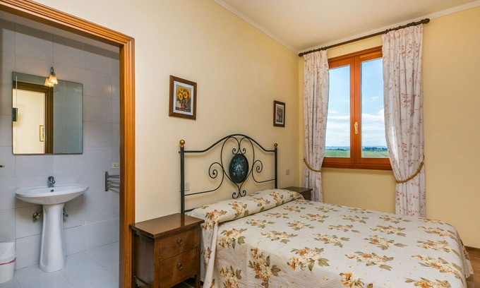 Cerreto Guidi Apartment | Nice apartment for 2 people with WIFI, A/C, pool, TV, pets allowed and parking