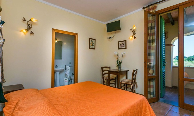 Cerreto Guidi Apartment | Nice apartment for 2 people with WIFI, pool, A/C, TV, pets allowed and parking
