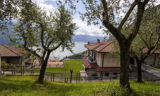 Riva di Solto Apartment | Nice apartment for 5 people with hot tub, WIFI, TV, patio and pets allowed