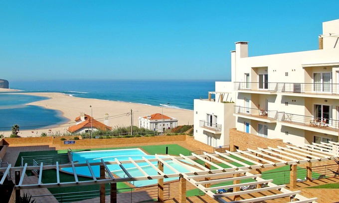Foz do Arelho Apartment | Nice apartment for 6 guests with pool, A/C, WIFI, TV and balcony