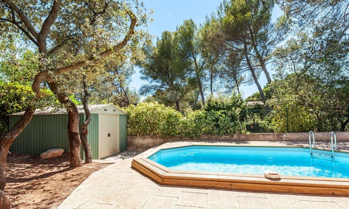 Lambesc Apartment | Nice apartment for 4 guests with pool, WIFI, TV, patio and pets allowed