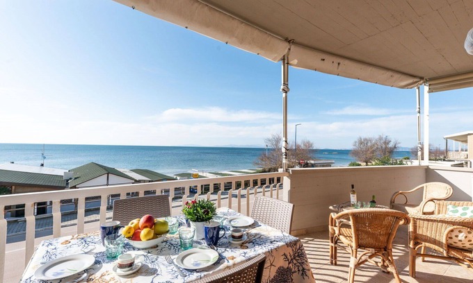 Follonica Apartment | Nice apartment for 4 people with WIFI, TV, terrace, pets allowed and parking