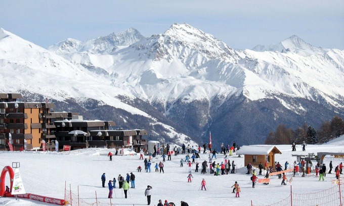 Sion Apartment | Nice apartment for 4 people with WIFI, pool, TV, balcony, pets allowed and panoramic view