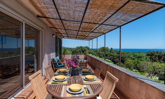 Cervione Apartment | Nice apartment for 6 people with WIFI, A/C, TV, terrace, pets allowed and panoramic view