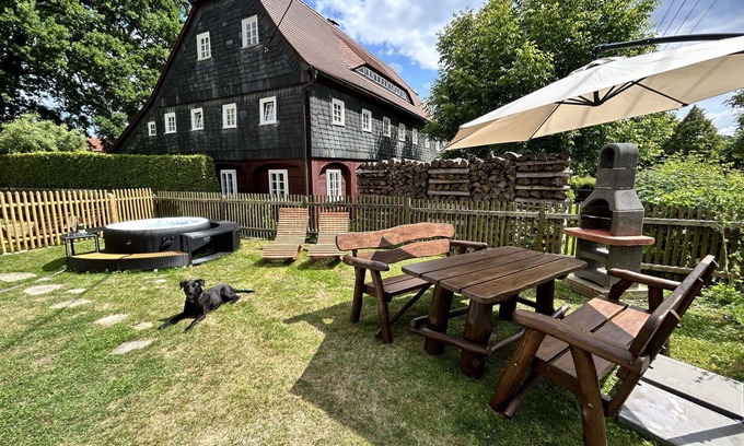 Grossschoenau Apartment | Nice apartment for 7 people with WIFI, hot tub, TV, patio, pets allowed and parking