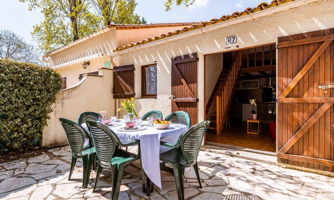 Les Mathes Apartment | Nice apartment for 4 guests with WIFI, TV, terrace and pets allowed