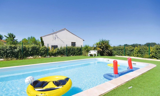 Le Sambuc Apartment | Nice apartment in Le Sambuc with WiFi