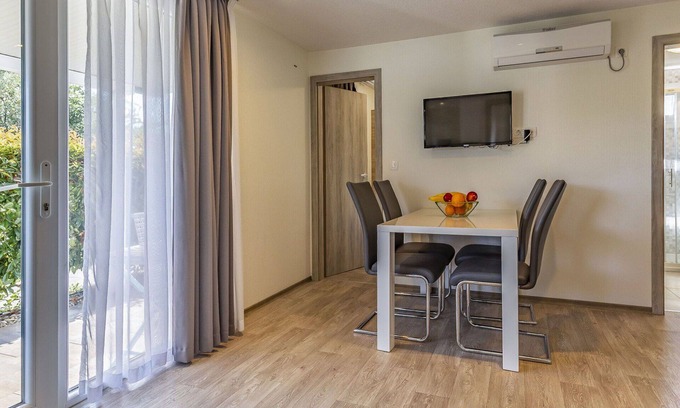 Vinkuran House | Nice apartment in villa with pool, A/C, WIFI, TV, terrace, pets allowed and parking