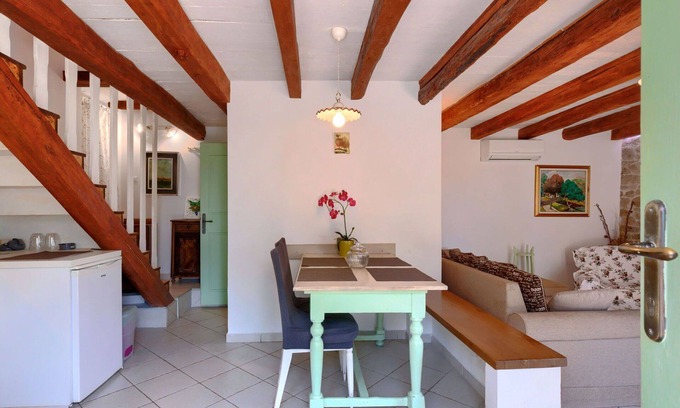 Kastelir House | Nice apartment in villa for 6 people with pool, WIFI, A/C, TV, patio, pets allowed and parking
