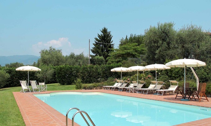 Montecarlo Villa | Nice apartment in villa for 6 guests with WIFI, pool, TV, terrace, pets allowed and panoramic view