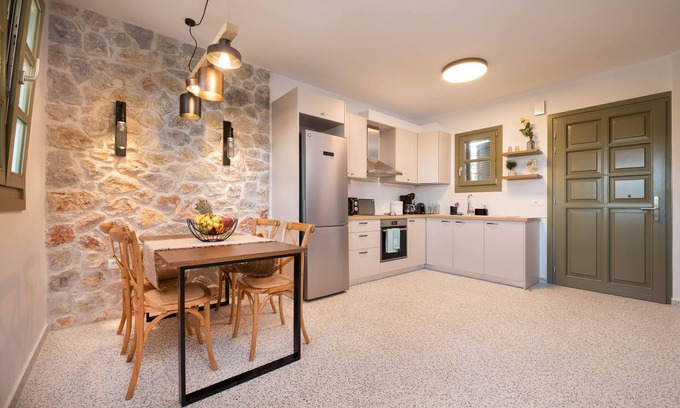 Lagoudi Zia House | Nice apartment in Zia with hot tub