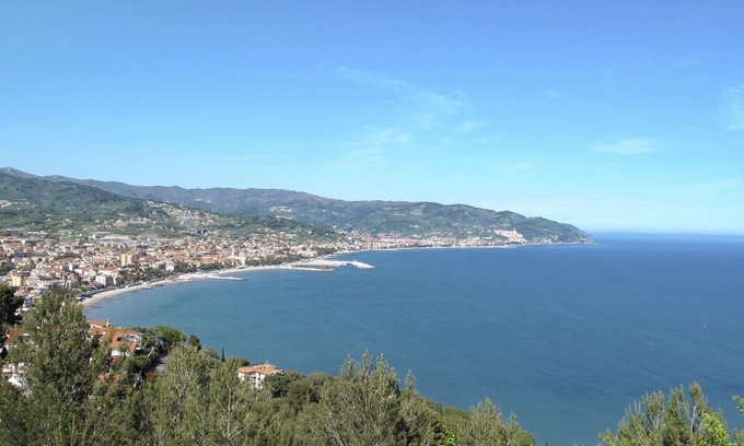 Diano Castello Apartment | Nice apartment for 6 guests with WIFI, pool, TV, terrace and pets allowed