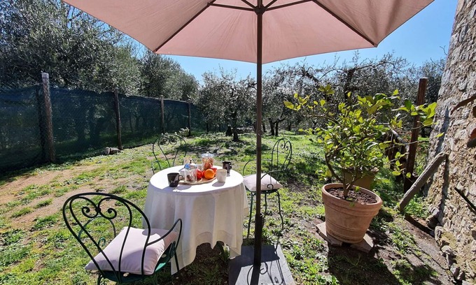 Villabuona Villa | Nice apartment in villa for 2 guests with WIFI, TV, pets allowed and parking, close to Lucca