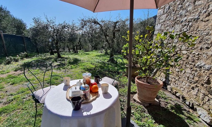 Villabuona Villa | Nice apartment in villa for 4 guests with WIFI, pets allowed and parking, close to Lucca