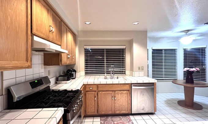Stockton House | Nice Big Bedroom in 2500 SQFT Single House p2